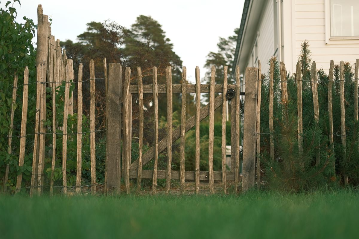 Clôture et portail bordant un jardin